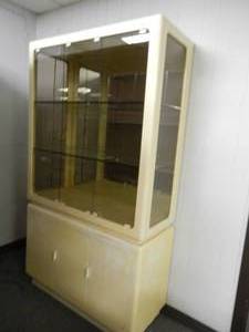 lot 915 image: VINTAGE LIGHTED ART DECO-STYLE DISPLAY UNIT WITH GLASS DOORS, SIDES, AND INNER SHEVES IN STYLECOLOR SHOWN.