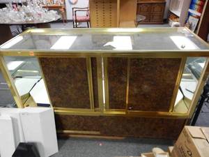 lot 925 image: COUNTER-STYLE GLASS DISPLAY UNIT WITH SLIDING DOORS IN STYLECOLOR SHOWN INCLUDING CONTENTS.
