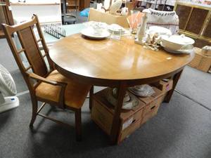 lot 968 image: VINTAGE WOODEN DINING TABLE WITH TWO HIGH-BACKREST CHAIRS WITH CUSHIONED SEATS IN STYLECOLOR SHOWN. INCLUDES TABLE PADDING (NOT PICTURED)
