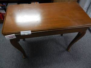 lot 1074 image: VINTAGE WOOD PIANO BENCH IN STYLECOLOR SHOWN.