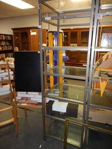 lot 1136 image: METAL SHELVING UNIT WITH GLASS SHELVES AS SHOWN.