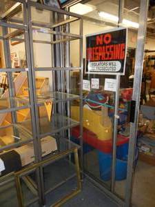 lot 1137 image: METAL SHELVING UNIT WITH GLASS SHELVES AS SHOWN.