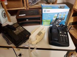 lot 947 image: LOT OF PHONES IN VARIOUS STYLES AS SHOWN.