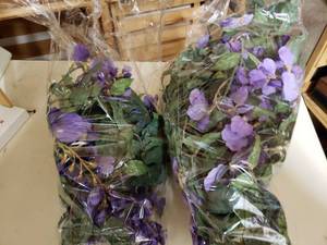 lot 948 image: LOT OF FLORAL DECOR AS SHOWN.