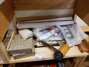 lot 956 image: LOT OF MISCELLANEOUS ITEMS INCLUDING DECOR AND MORE AS SHOWN.