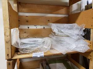 lot 1022 image: LOT OF PLATES, DISHES IN ASSORTED STYLESBRANDSDESIGNS AS SHOWN.