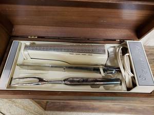 lot 1028 image: VINTAGE GE ELECTRIC SLICING (CARVING) KNIFE IN HARD CASE WITH FORK.
