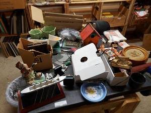 lot 1029 image: MIXED LOT OF ASSORTED ITEMS INCLUDING CERAMIC DUCK FIGURINE, PLANTERS, BIRDHOUSE, AND MORE. SEE PICTURES.