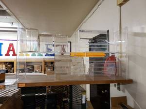 lot 1032 image: LOT OF PLASTIC CONTAINERS, DISPLAYS AS SHOWN.