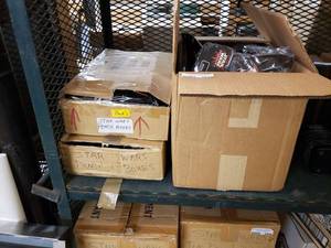 lot 1043 image: STAR WARS TIN PENCIL BOXES IN UNOPENED PACKAGES AS SHOWN. GENEROUS QUANTITY