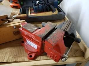 lot 1177 image: LOT OF 2 VISES AS SHOWN.