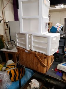 lot 1202 image: PICNIC-STYLE BASKET AND 3 PLASTIC STORAGE CONTAINERS AS SHOWN.