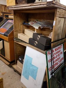 lot 1226 image: SHELFSTAND AS SHOWN. CONTENTS NOT INCLUDED (DELAYED PICK UP BETWEEN 200 PM AND 400 PM)