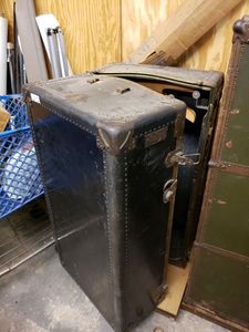 lot 1253 image: VINTAGE MENDEL TRUNX ARMY-TYPE STEAMER WARDROBE TRUNK IN STYLE SHOWN. MUST SEE