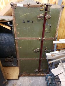 lot 1254 image: VINTAGE ARMY TYPE STEAMER WARDROBE TRUNK IN STYLE SHOWN. CHECK IT OUT
