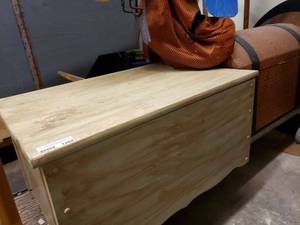 lot 1269 image: WOOD STORAGE BOX WITH CONTENTS AS SHOWN.