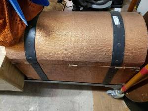 lot 1270 image: TREASURE CHEST STYLE STORAGE BOX AS SHOWN.