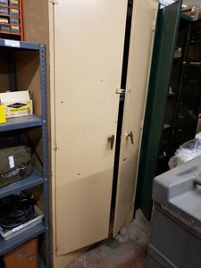 lot 1279 image: METAL STORAGE CABINET AS SHOWN. CONTENTS NOT INCLUDED (DELAYED PICK UP BETWEEN 200 PM AND 400 PM)