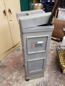 lot 1283 image: PLASTIC VENDOR CASE WITH CONTENTS AS SHOWN.