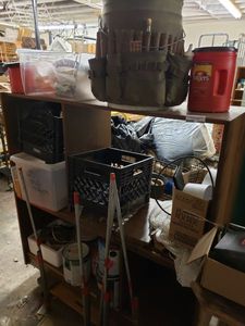 lot 1284 image: SHELVING UNIT WITH VARIOUS CONTENTS AS SHOWN. SEE PICTURES