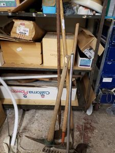 lot 1293 image: LOT OF YARD TOOLS AS SHOWN. TOOLS ONLY