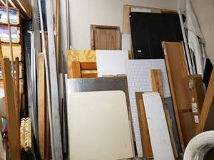 lot 1294 image: LARGE LOT OF ASSORTED WOOD IN VARIOUS TYPESSIZES AS SHOWN. GENEROUS LOT