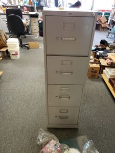 lot 1447 image: 4 DRAWER METAL FILE CABINET AS SHOWN.