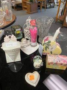 lot 1392 image: GLASS VASE, CANDLE HOLDERS AND MORE AS SHOWN.