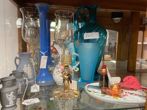 lot 1402 image: VASES IN VARIOUS STYLESDESIGNS AND MORE AS SHOWN.