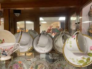 lot 1403 image: TEA CUPSSAUCERS SETS IN VARIOUS STYLESDESIGNS INCLUDING LENOX AND MIKASA.