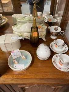 lot 1408 image: VINTAGE PERFUME BOTTLE, TRINKET, AND MORE AS SHOWN.