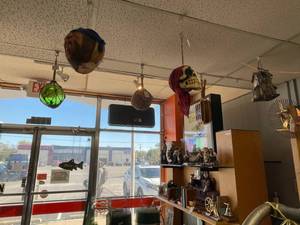 lot 1467 image: ASSORTED HANGING DECOR IN STYLESTHEMES SHOWN.