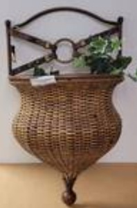 lot 1525 image: WICKER WALL HANGING BASKET AS SHOWN.