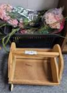 lot 1527 image: WOOD BASKET AND FLORAL ACCESSORIES AS SHOWN.