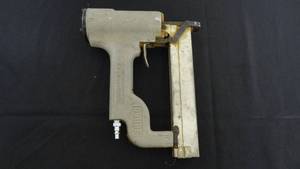 lot 20 image: Senco Model K Pneumatic Staple Gun