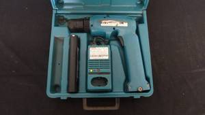 lot 17 image: Makita Cordless Driver Drill w Case, Charger &amp Battery - Model # 6095D - Tested
