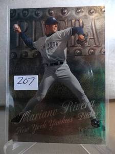 lot 207 image: 1999 Skybox Metal Universe #22 Mariano Rivera - New York Yankees - NM-Mint