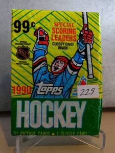 lot 229 image: 1990 Topps Hockey JUMBO Pack Factory Sealed 31-Card(1 Glossy) Scoring Leaders