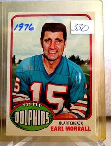 lot 330 image: VINTAGE 1976 TOPPS EARL MORRELL #93 - MIAMI DOLPHINSMICHIGAN STATE