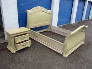 lot 8 image: Queen Size Sleigh Bed (HEAVY), With Matching  2-Drawer-Night StandTable