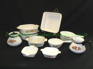 lot 100 image: Corning ware baking and serving set