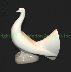 lot 108 image: Vintage Lladro Nao ceramic dove made in Spain