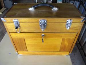 lot 62 image: WINDSOR DESIGN, 8- Felt Lined Drawer Wood Chest