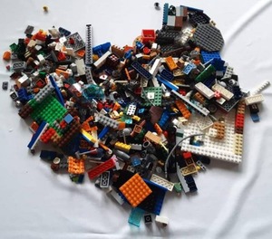 lot 118 image: Assorted Legos as shown, generous quantity