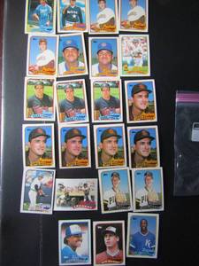 lot 56 image: TOPPS 1989- Various Players and Teams. Cards 301-325. Not consecutive. 23 cards total. Good condition, edges slightly worn.
