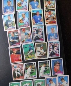 lot 60 image: TOPPS 1989- Various Players and Teams. Cards 428-450. Not consecutive. 25 cards total. Good condition, edges slightly worn.