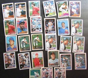lot 72 image: TOPPS 1989- Various Players and Teams. Cards 727-750. Not consecutive. 27 cards total. Good condition, edges slightly worn.