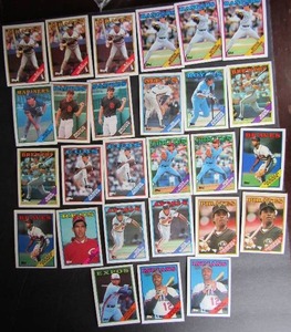 lot 121 image: TOPPS 1988- Various players and teams. Cards 26-50. Not consecutive. 27 cards total. Fair condition, faded and worn edges.