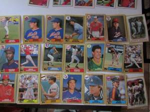 lot 126 image: TOPPS 1987- Various players and teams. Cards 112-281. Not consecutive. 21 cards total. Good condition, slightly worn, some staining.