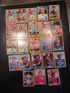 lot 128 image: TOPPS 1987- Various players and teams. Cards 501-594. Not consecutive. 23 cards total. Good condition, slightly worn.